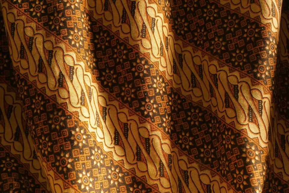 Lipatan kain batik cokelat dan emas