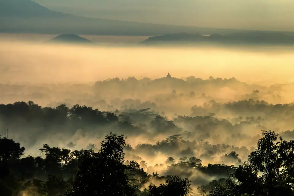 Candi di kejauhan dalam kabut pagi